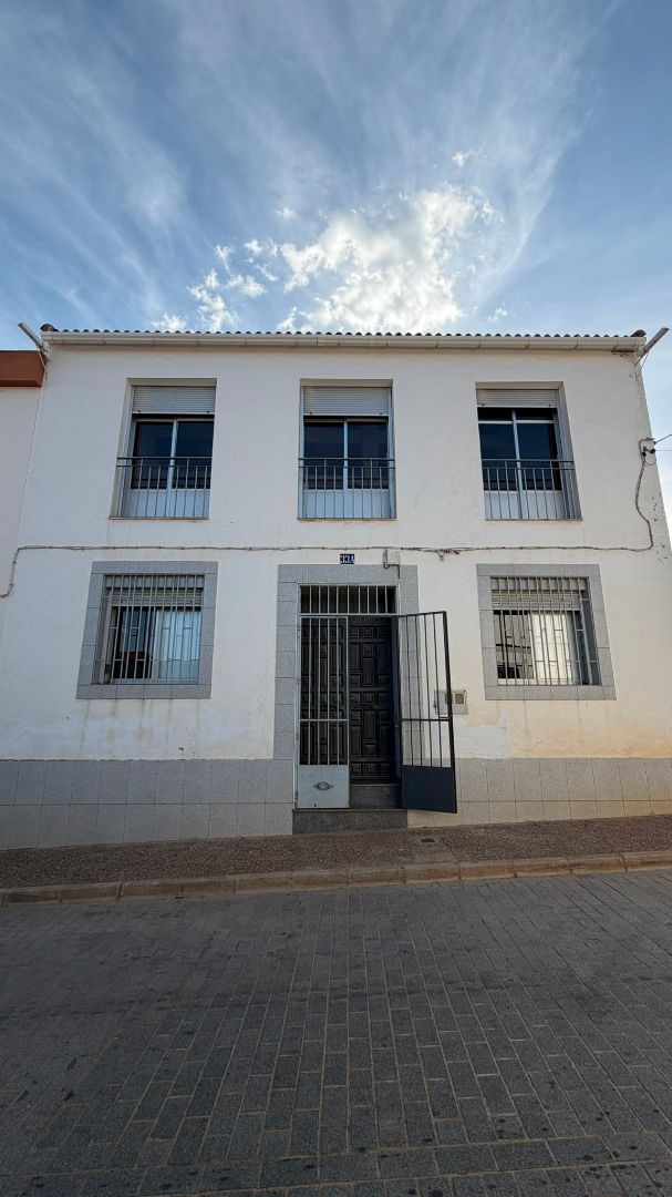 Vista exterior de Casa o xalet en venda en Monterrubio de la Serena amb Terrassa, Traster i Moblat