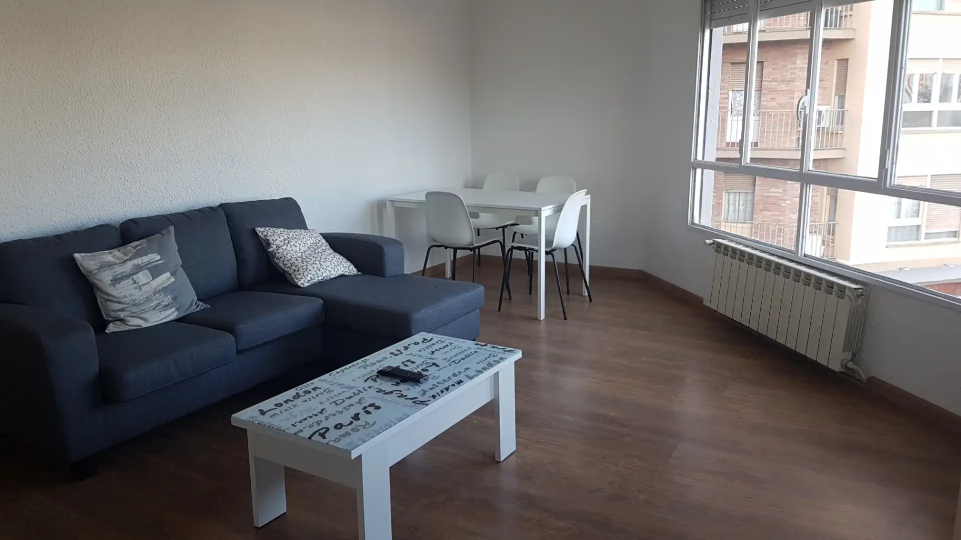 Sala d'estar de Pis de lloguer en Lleida amb Calefacció, Parquet i Moblat
