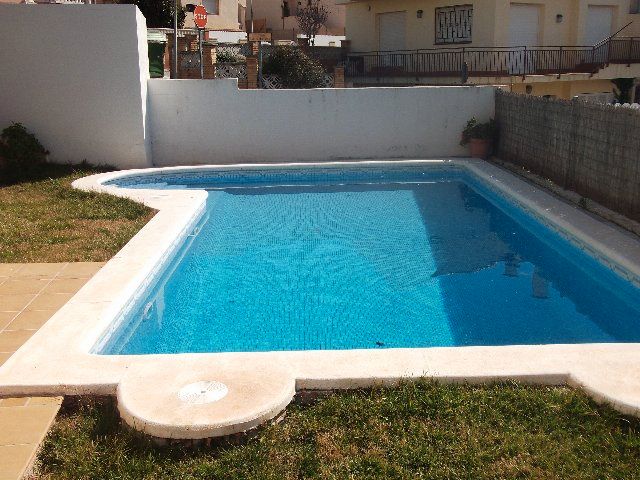 Piscina de Casa adosada en venda en Roda de Berà amb Calefacció, Terrassa i Traster