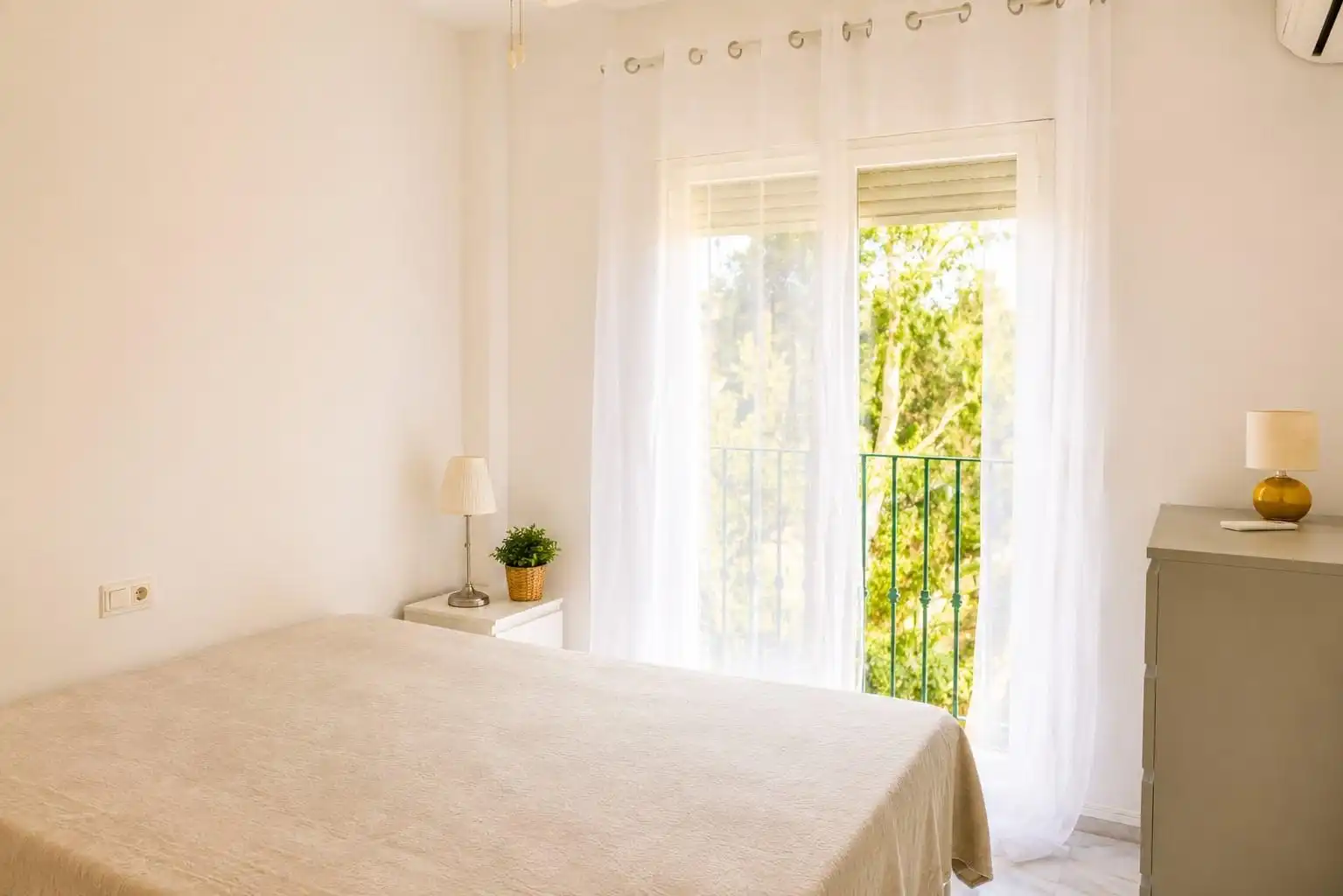 Dormitori de Apartament en venda en Estepona amb Jardí privat, Terrassa i Piscina comunitària