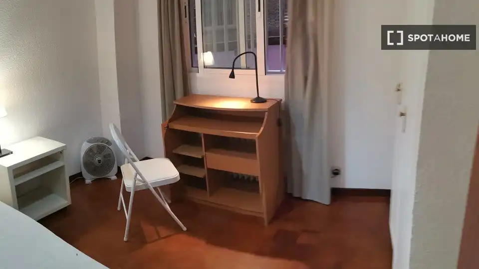 Schlafzimmer von Wohnung zur Miete in Madrid mit Klimaanlage, Heizung und Möbliert