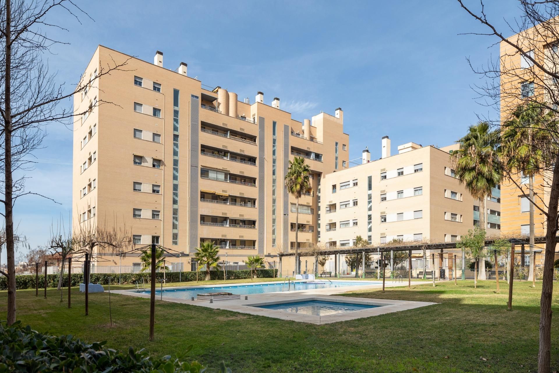 Vista exterior de Pis en venda en  Granada Capital amb Calefacció, Jardí privat i Terrassa