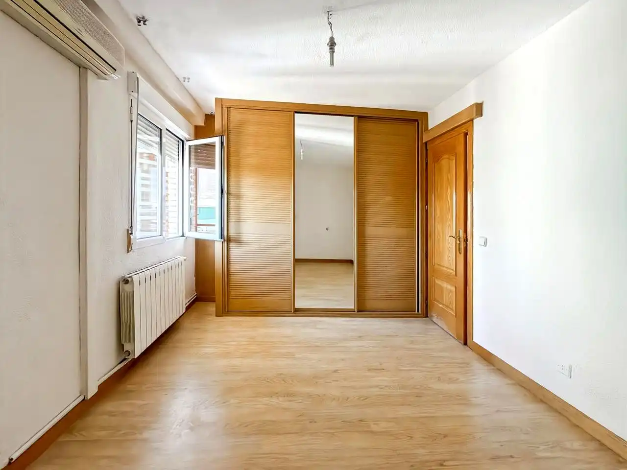 Schlafzimmer von Wohnung zum Verkauf in San Sebastián de los Reyes mit Klimaanlage, Heizung und Terrasse