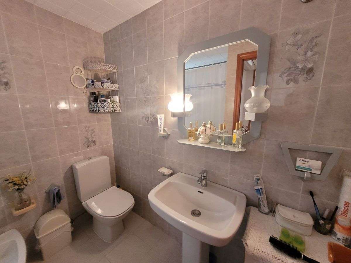 Baño de Apartamento en venta en Alicante / Alacant con Aire acondicionado, Calefacción y Jardín privado