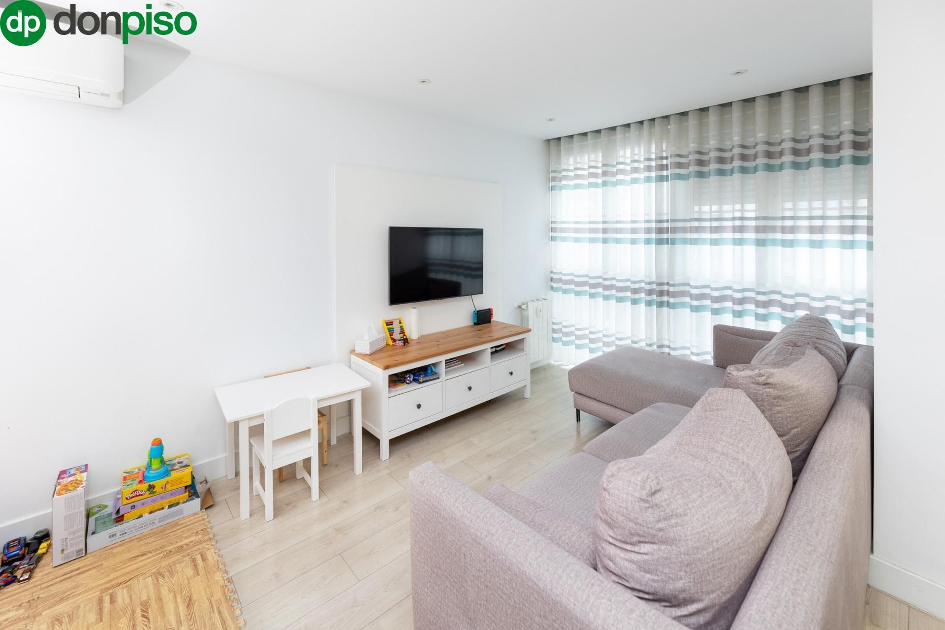 Living room of Flat for sale in  Granada Capital  with Air Conditioner and Furnished