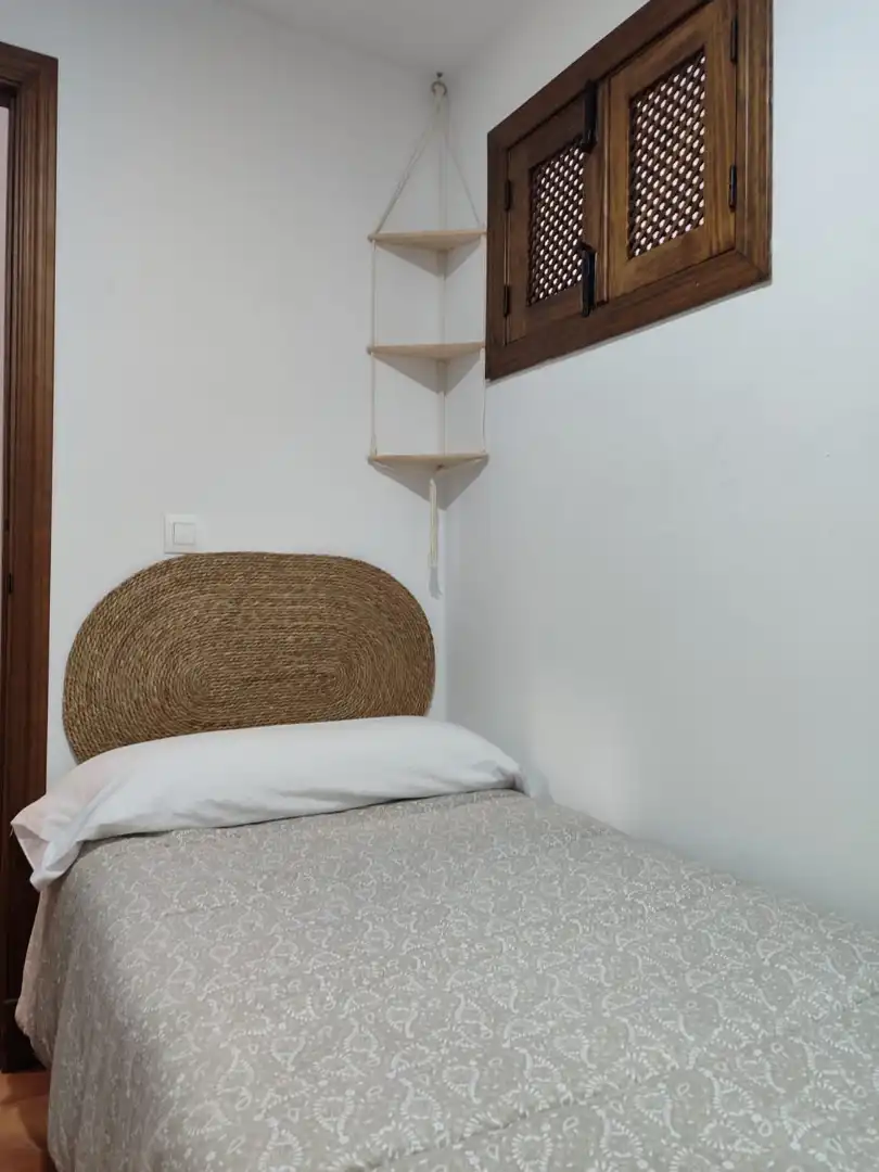 Dormitori de Apartament en venda en El Bosque amb Aire condicionat, Jardí privat i Moblat