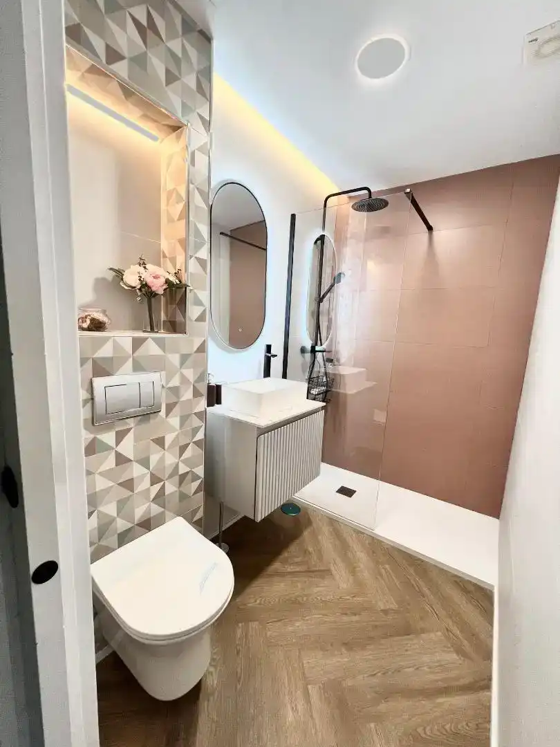 Badezimmer von Wohnungen zur Miete in Benalmádena mit Klimaanlage