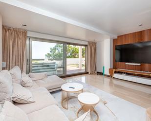 Sala d'estar de Apartament de lloguer en Benahavís amb Aire condicionat, Terrassa i Traster