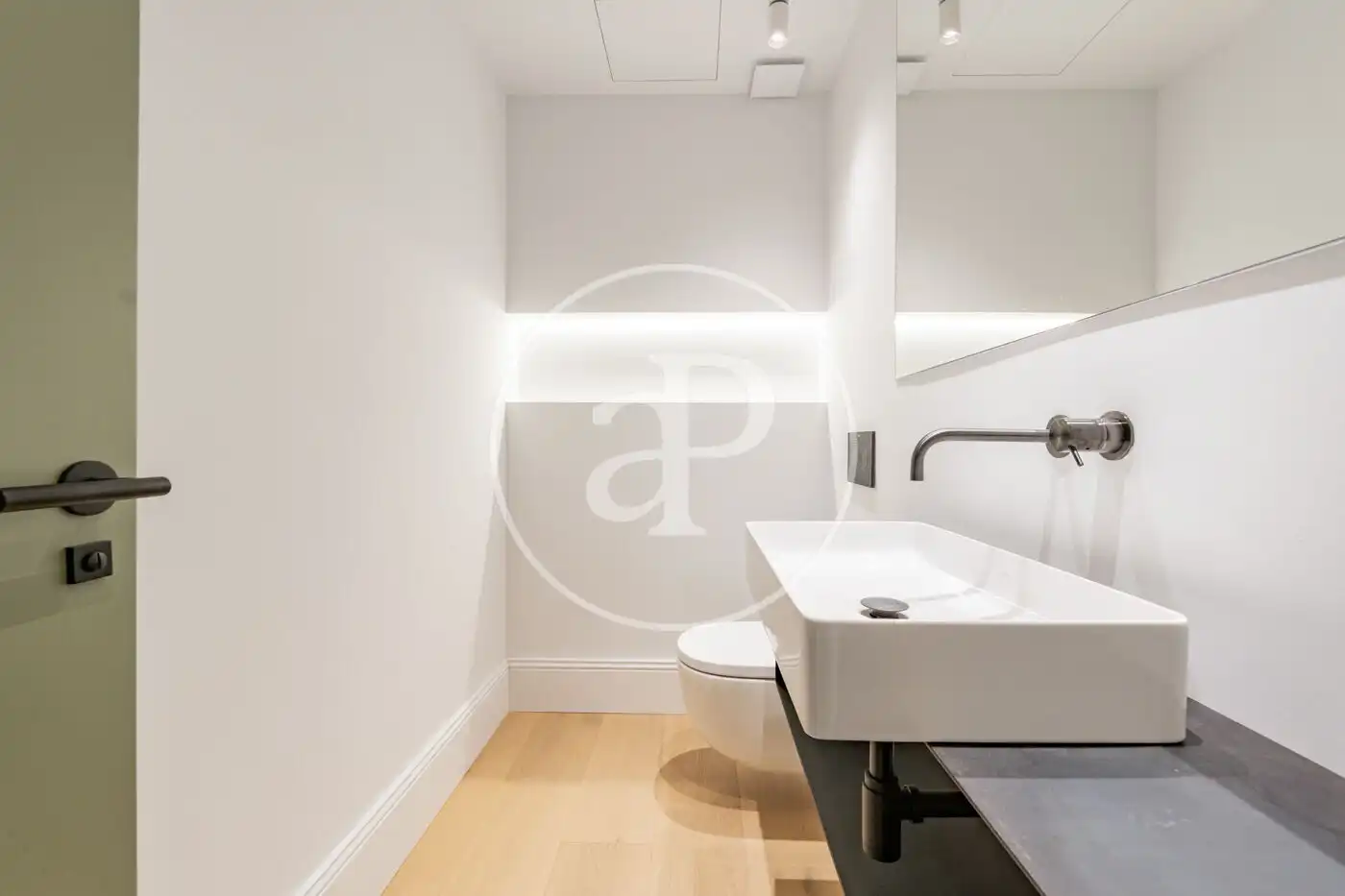 Bathroom of Flat for sale in Madrid  with Air Conditioner, Heating and Balcony