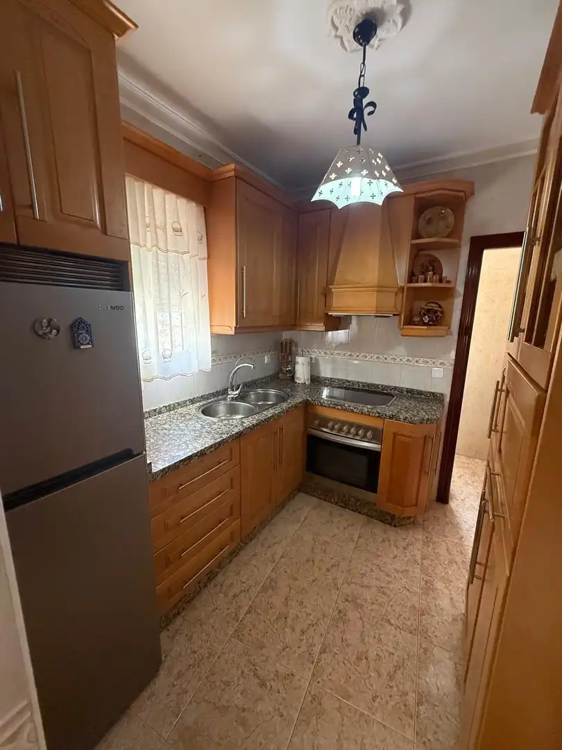 Cuina de Casa o xalet en venda en Encinas Reales amb Moblat i Balcó
