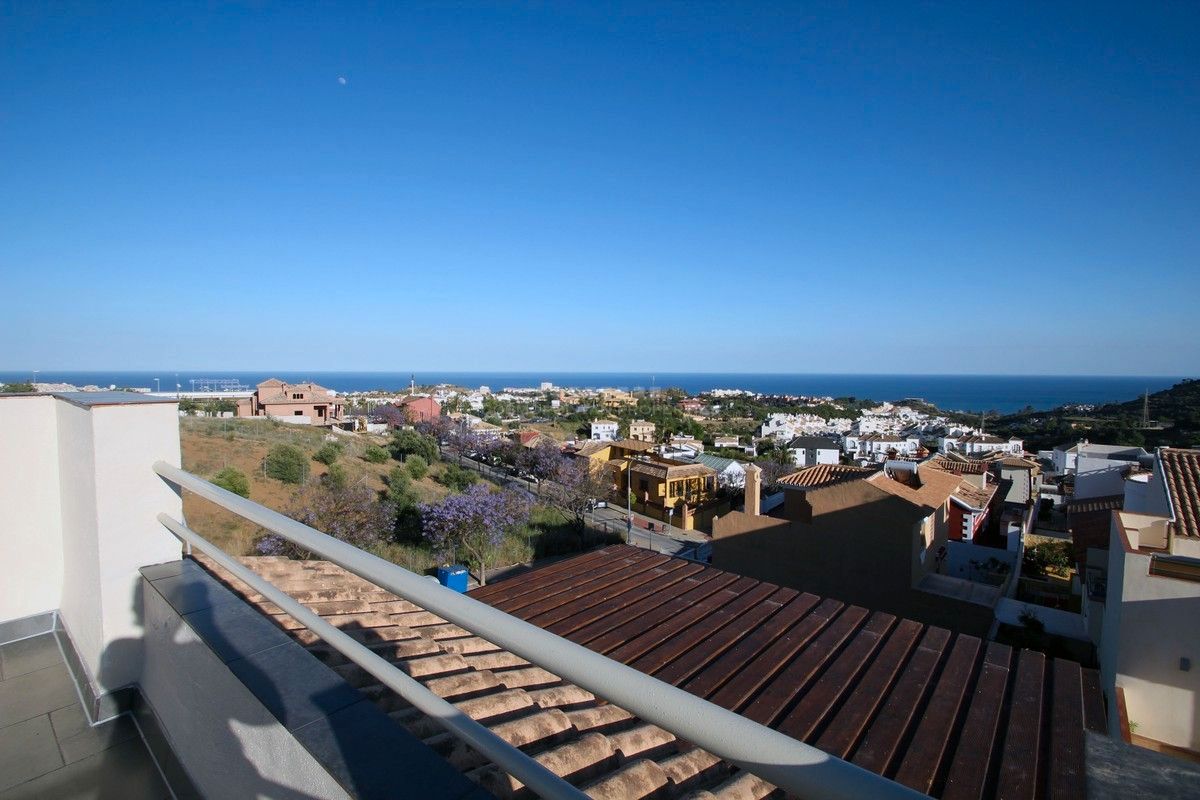 Vista exterior de Casa o xalet en venda en Benalmádena amb Aire condicionat, Jardí privat i Terrassa