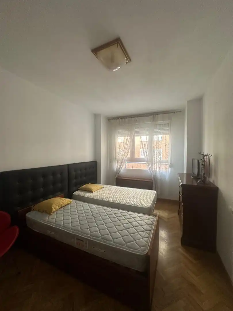 Habitación de Piso en venta en León Capital  con Calefacción, Terraza y TV