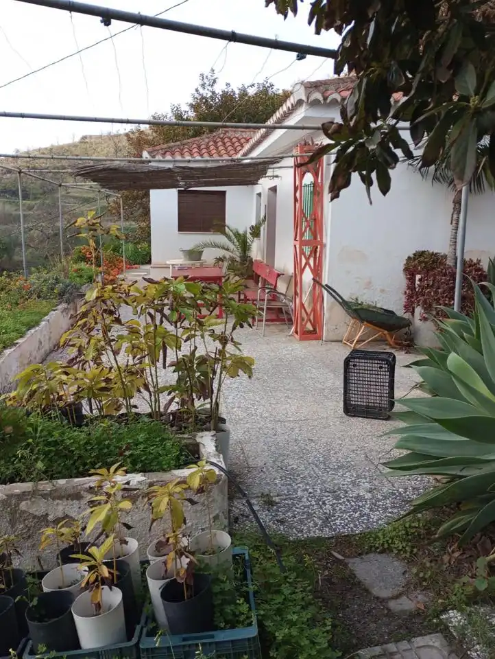 Casa rústica con jardín en venta en El Rescate - Río Seco
