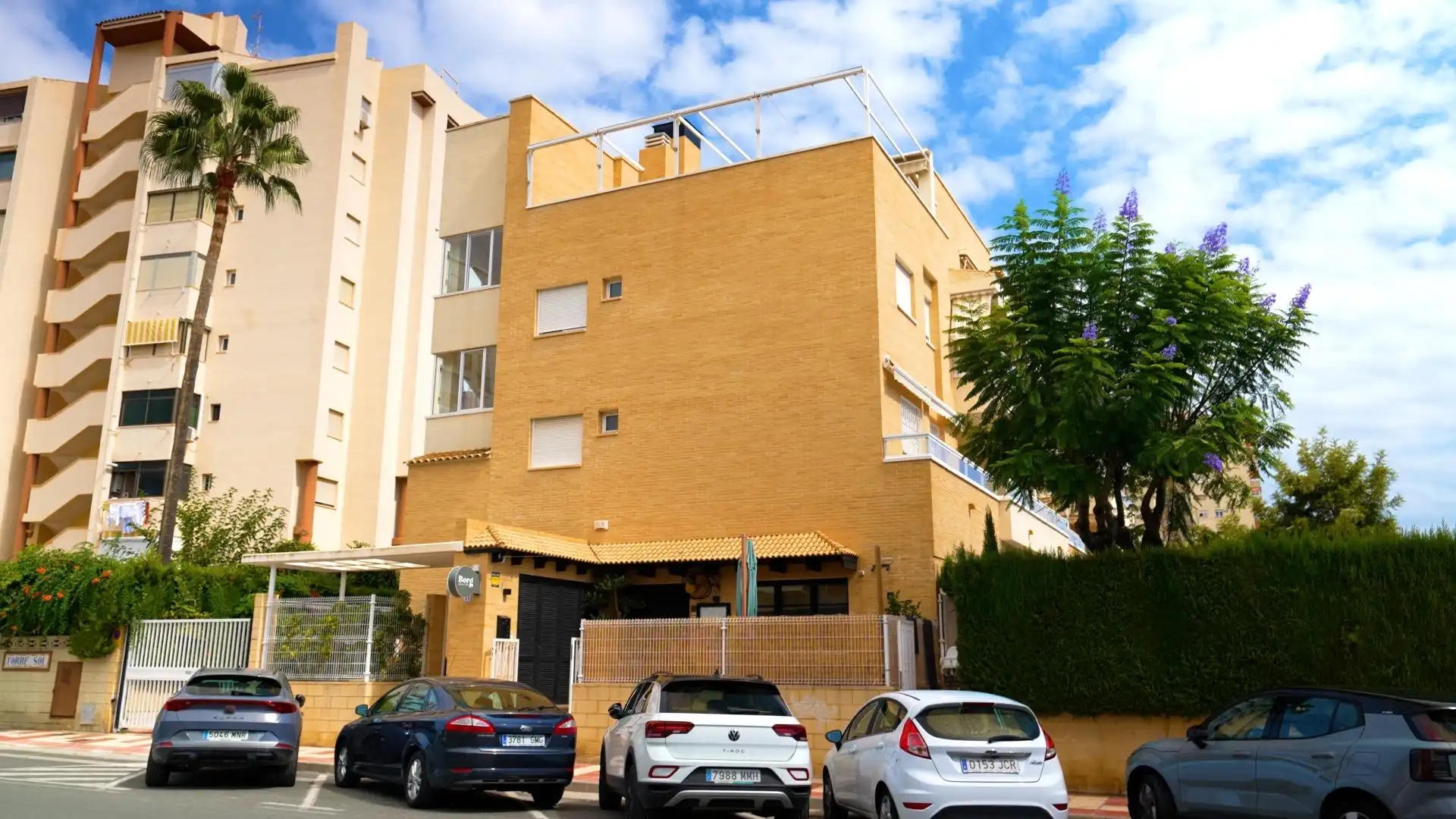 Vista exterior de Planta baja en venta en El Campello con Aire acondicionado, Calefacción y Jardín privado