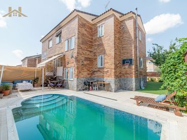 Detached house with pool for sale in Calle Alicante
