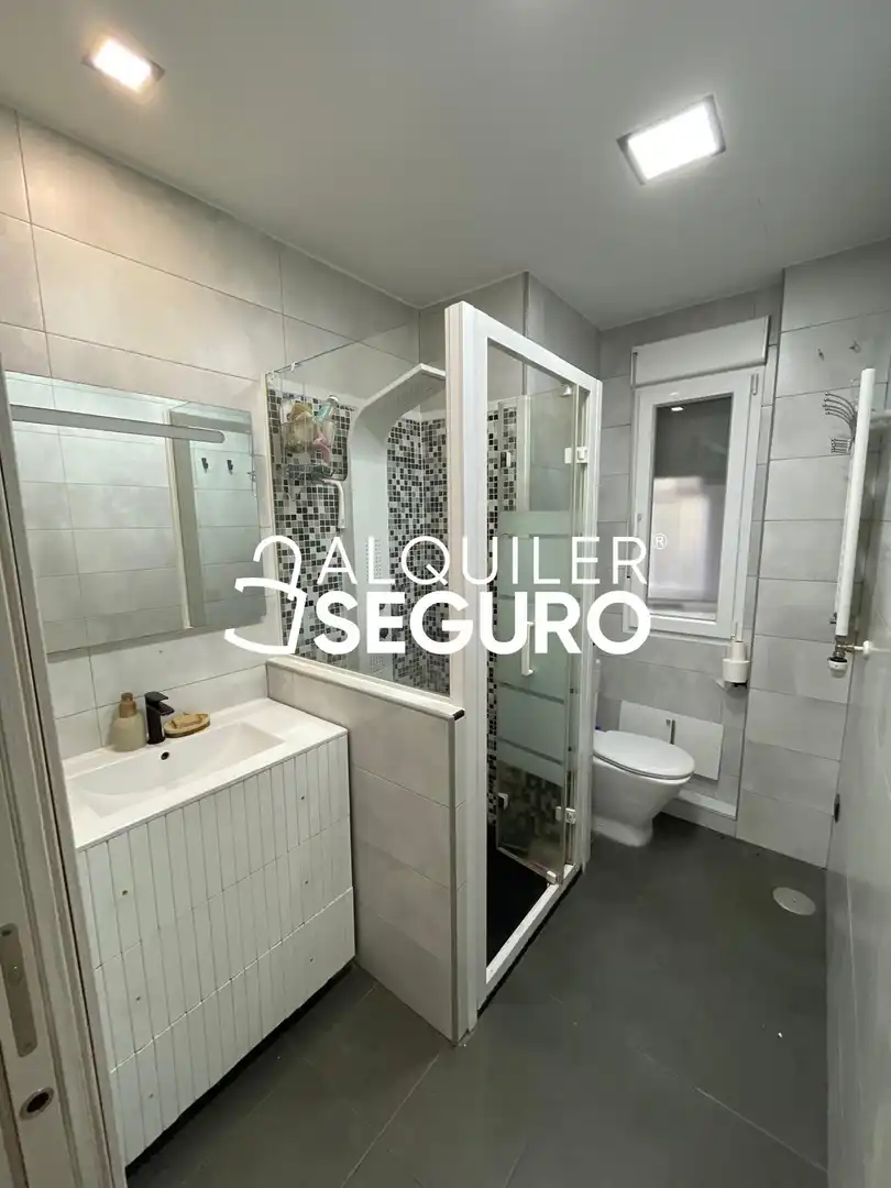 Bathroom of Flat for rent in Madrid  with Air Conditioner and Heating
