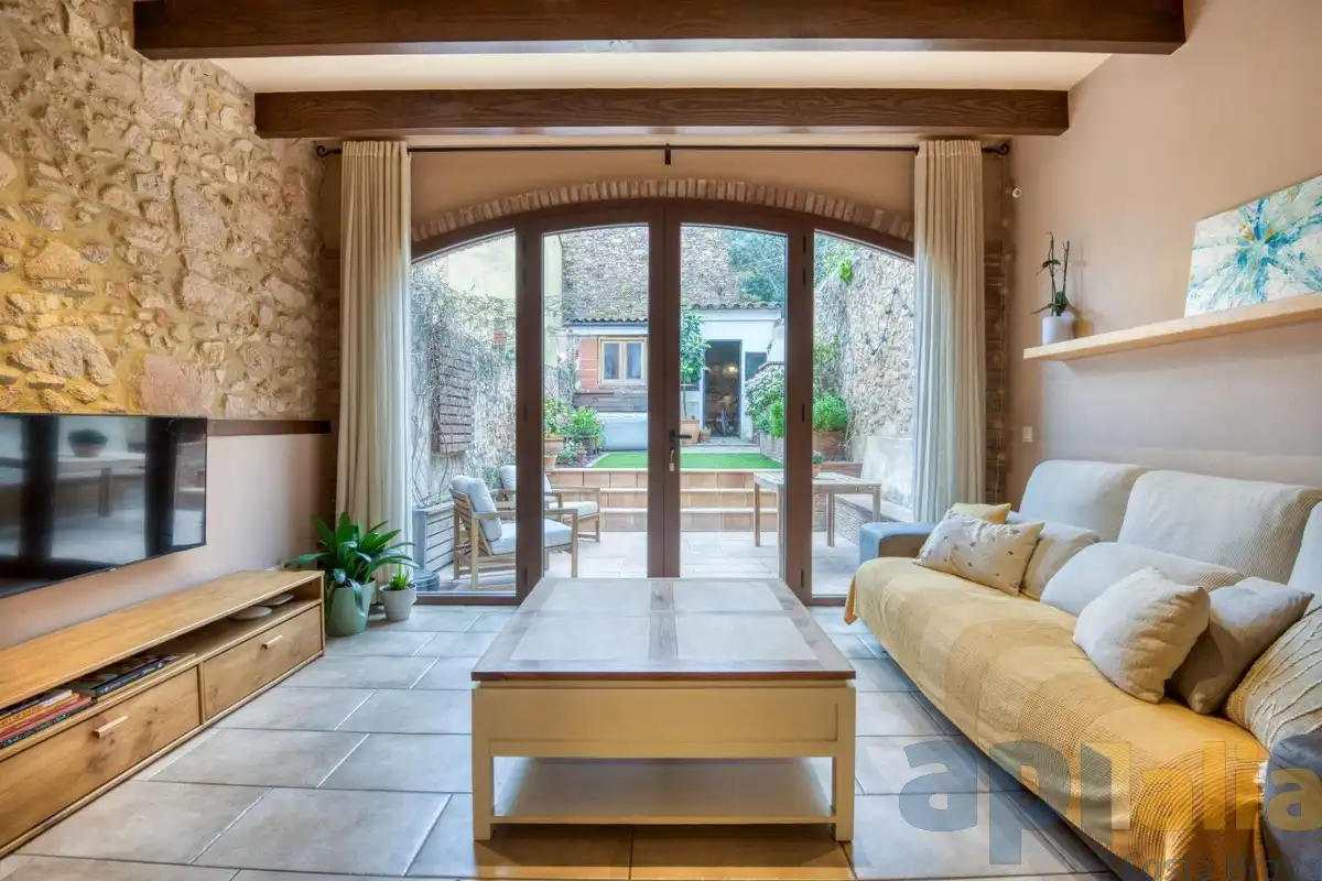 Sala de estar de Casa adosada en venta en Sant Feliu de Guíxols con Calefacción, Jardín privado y Terraza