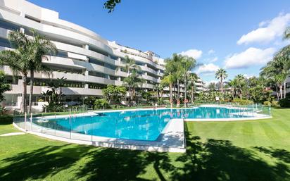 Swimming pool of Apartment for sale in Marbella