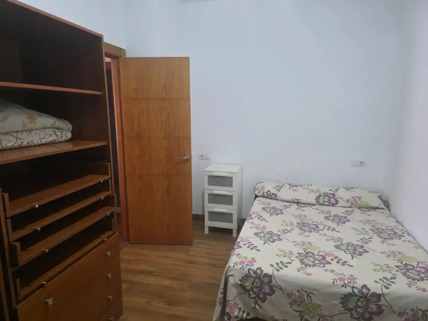 Schlafzimmer von Wohnung zur Miete in Casariche mit Klimaanlage, Parkett und Möbliert