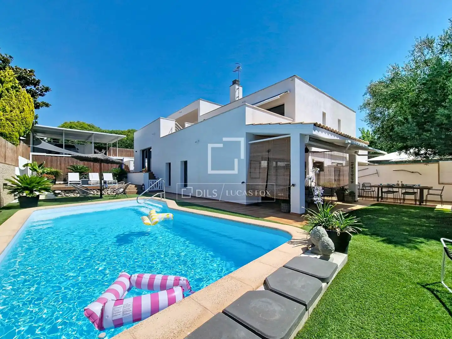 Vista exterior de Casa o xalet en venda en Calafell amb Aire condicionat, Calefacció i Jardí privat