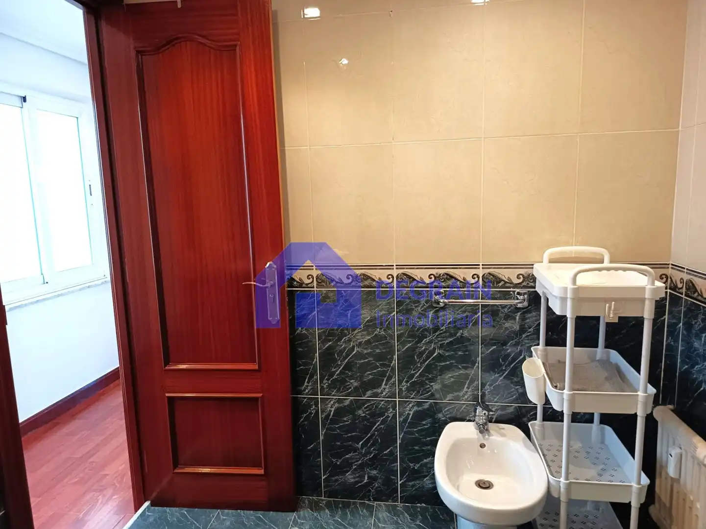 Bany de Pis en venda en Oviedo  amb Traster