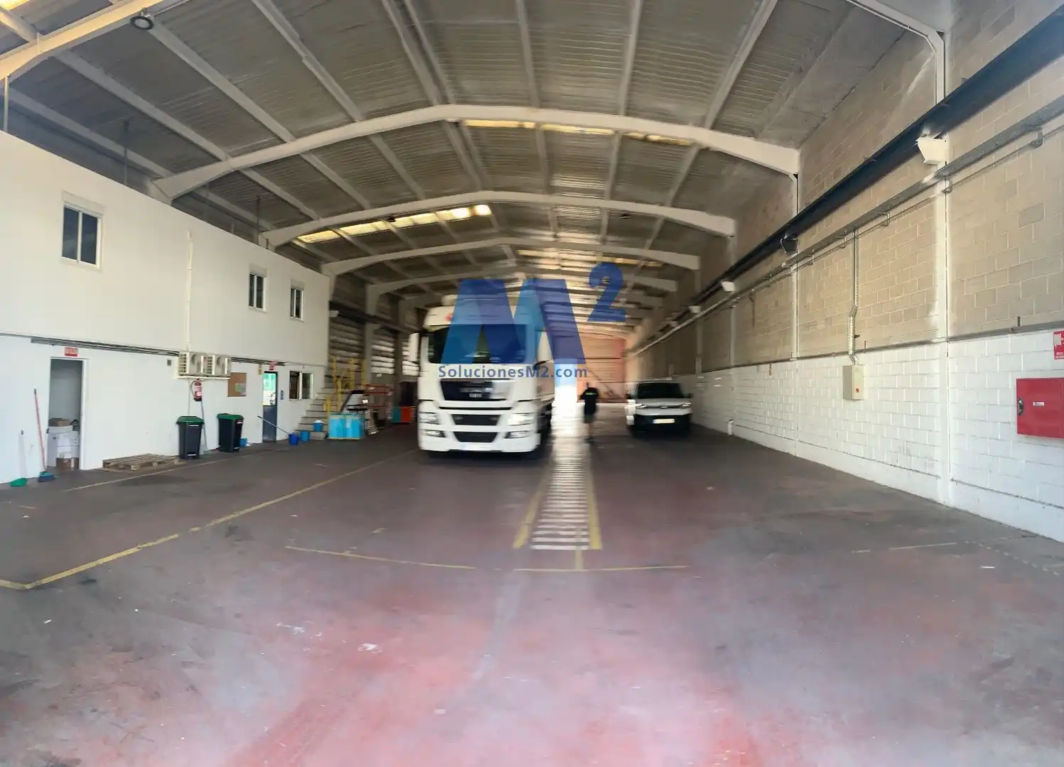 Parkplatz von Fabrikhallen zur Miete in La Estación