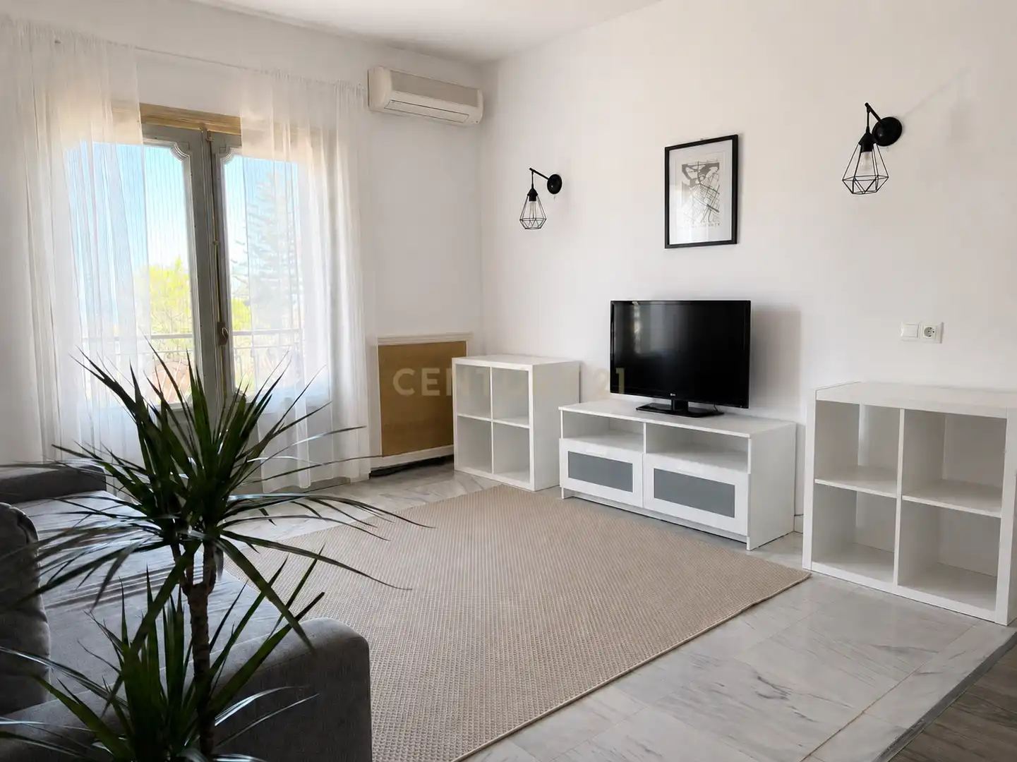 Sala d'estar de Apartament de lloguer en Benalmádena amb Aire condicionat, Jardí privat i Piscina