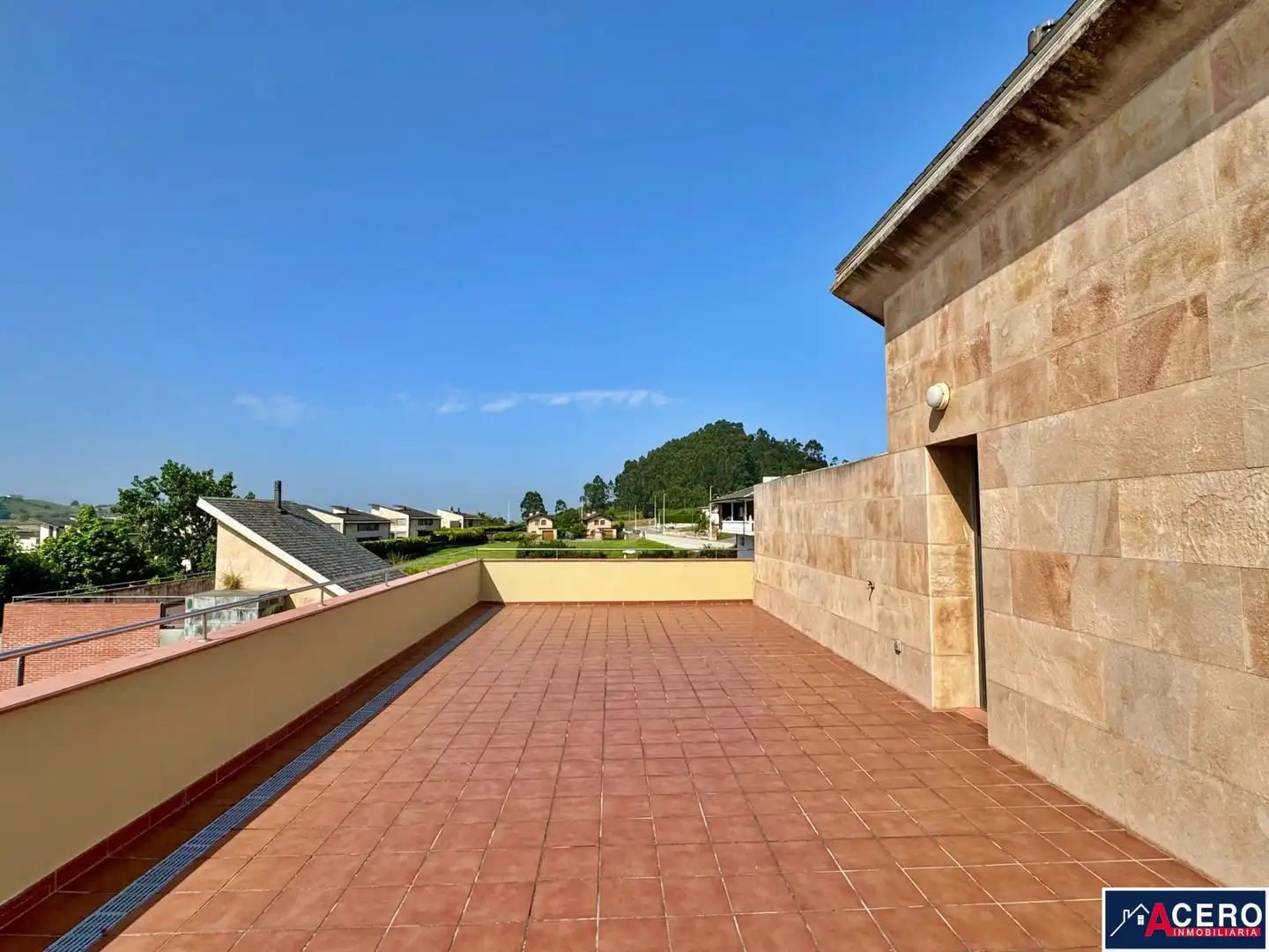 Terrassa de Casa o xalet en venda en Santa Cruz de Bezana amb Jardí privat i Piscina comunitària