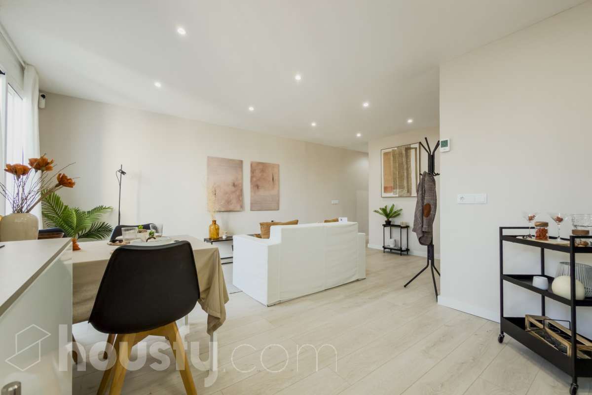 Sala d'estar de Àtic en venda en L'Hospitalet de Llobregat amb Aire condicionat, Terrassa i Traster