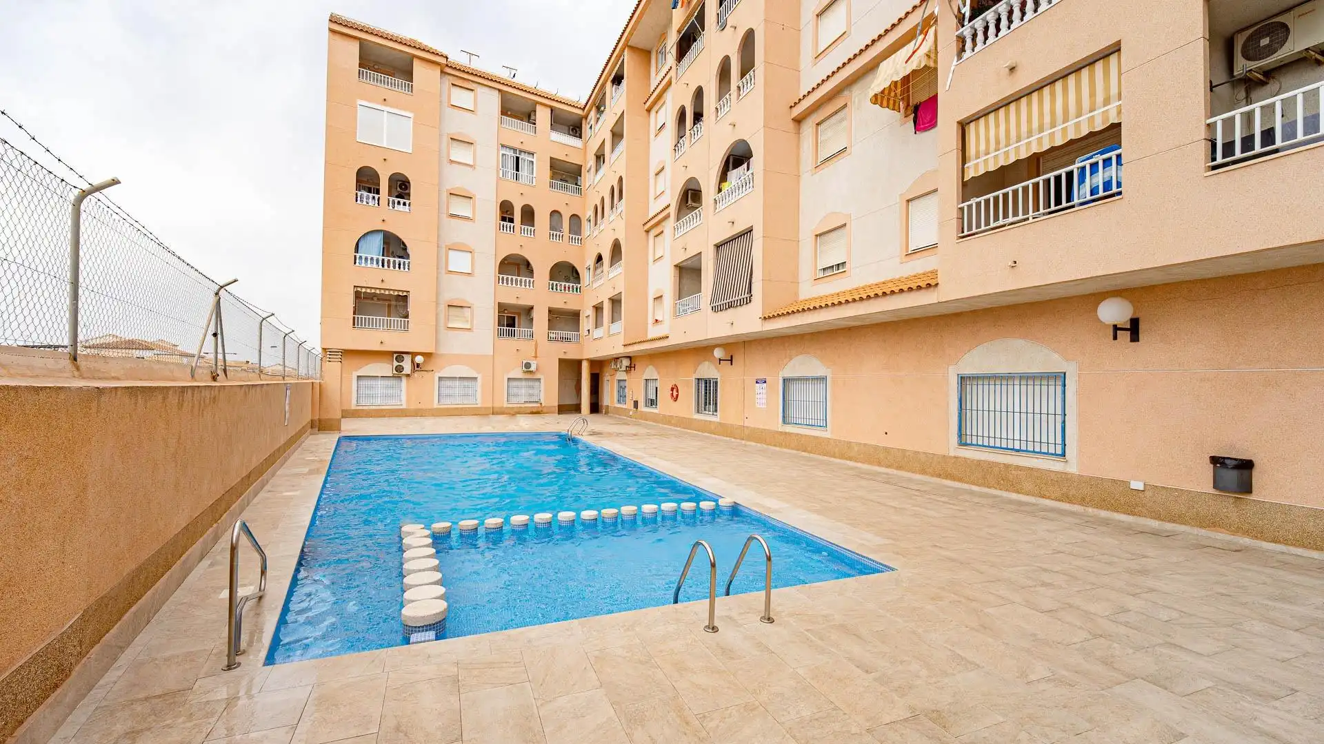 Schwimmbecken von Wohnungen zum Verkauf in Torrevieja mit Terrasse, Möbliert und Gemeinschaftspool