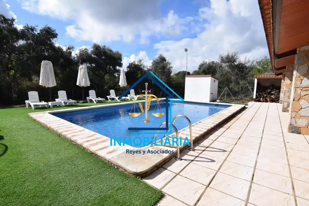 Piscina de Casa o xalet en venda en Córdoba amb Aire condicionat, Terrassa i Piscina