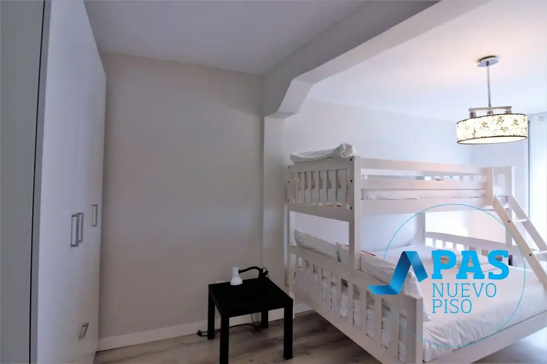 Schlafzimmer von Wohnung zur Miete in Santander mit Balkon