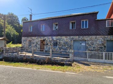 Casa aparellada amb jardí en venda a Forcarei