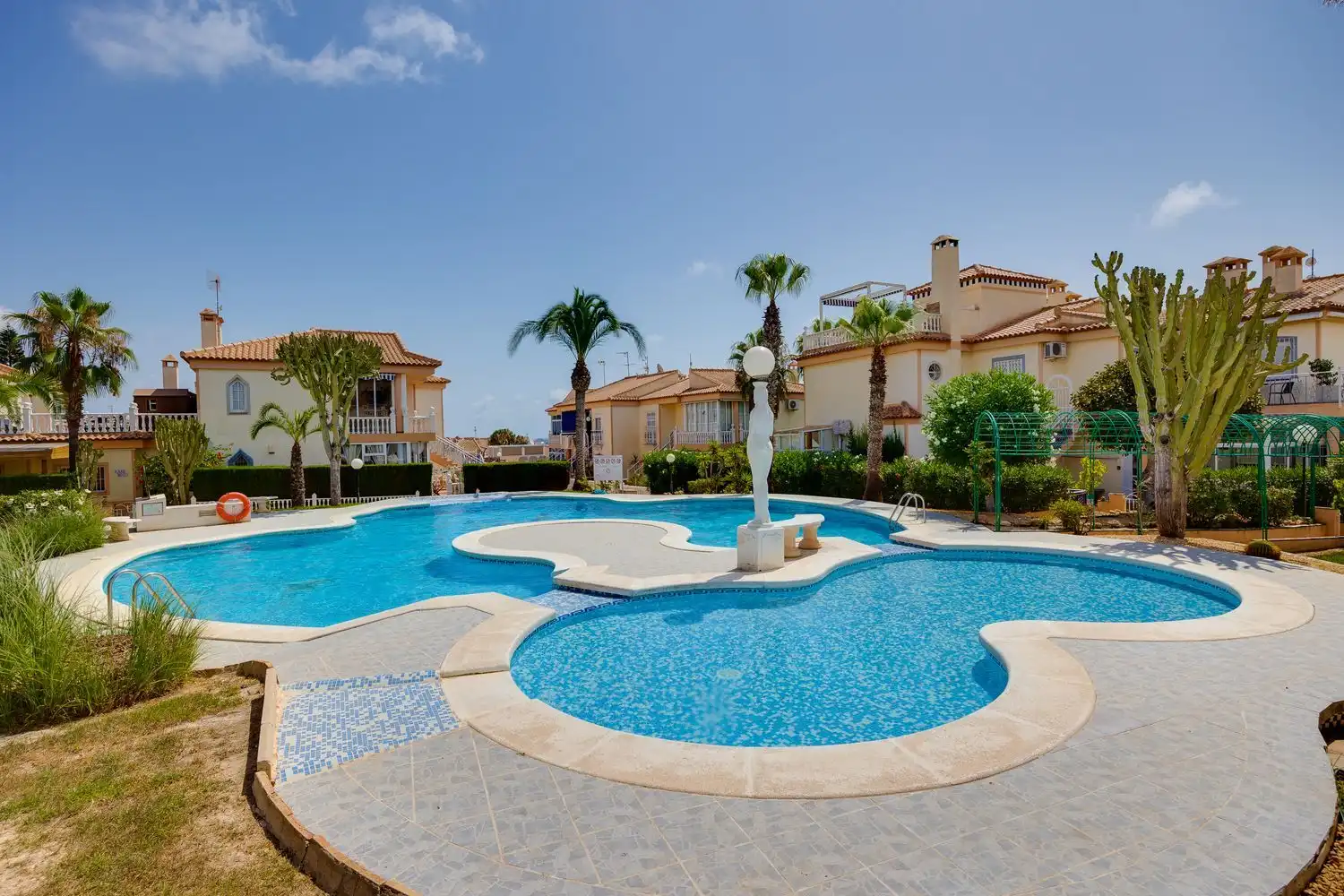 Piscina de Estudi en venda en Torrevieja amb Aire condicionat, Terrassa i Traster