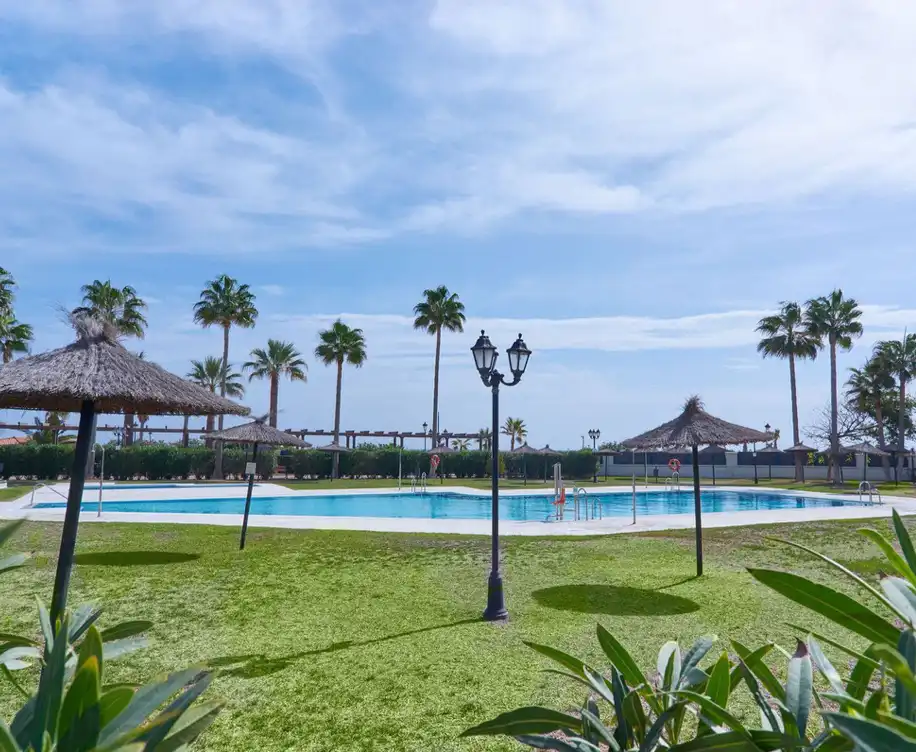 Piso con piscina en venta en San Luis de Sabinillas, imagen 3