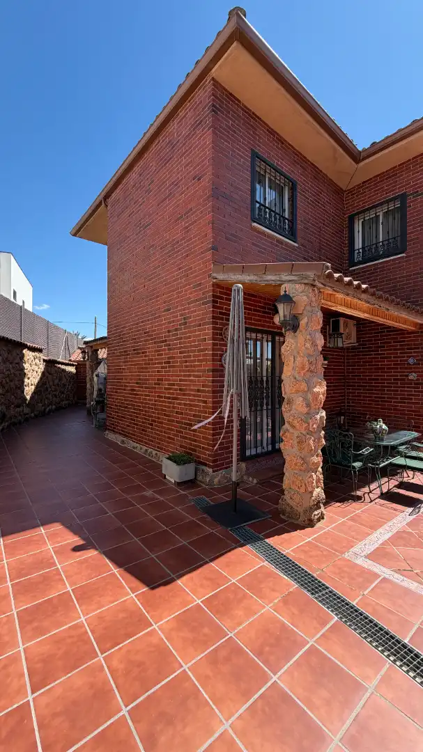 Vista exterior de Casa o chalet en venta en Campo Real con Aire acondicionado, Calefacción y Jardín privado