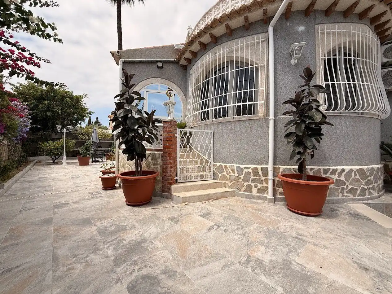 Terrassa de Casa o xalet en venda en El Campello amb Aire condicionat, Calefacció i Jardí privat