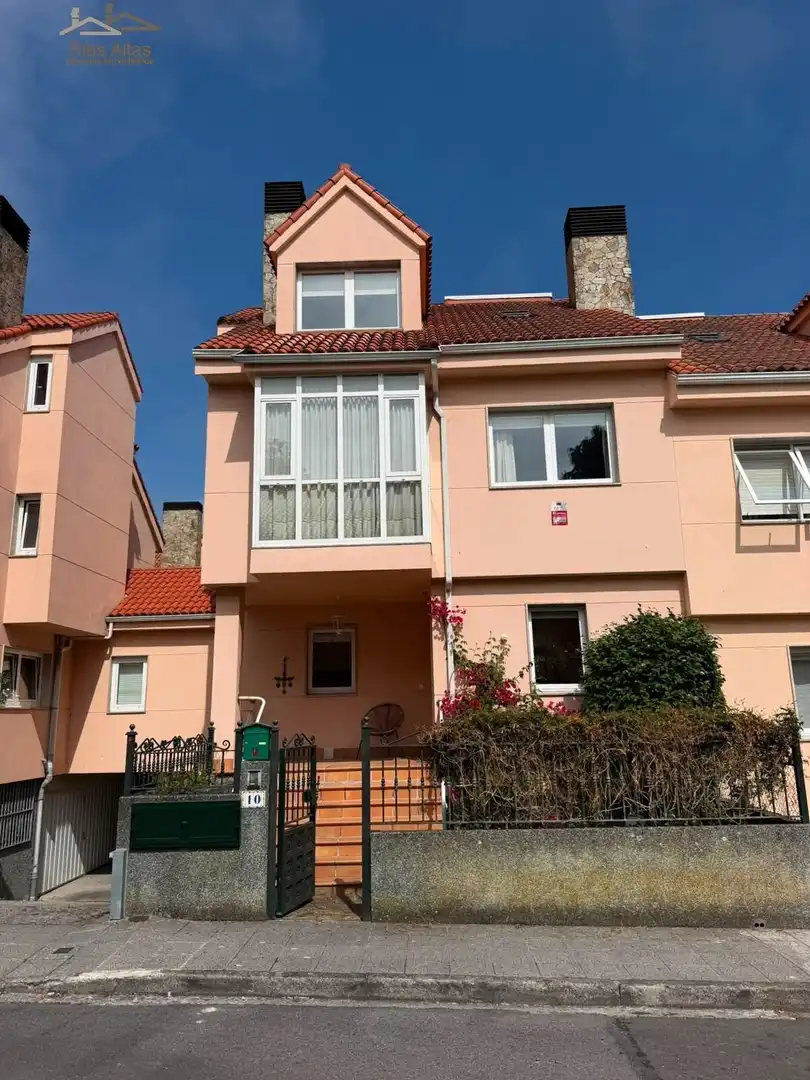 Vista exterior de Casa o chalet en venta en Oleiros con Calefacción, Jardín privado y Trastero