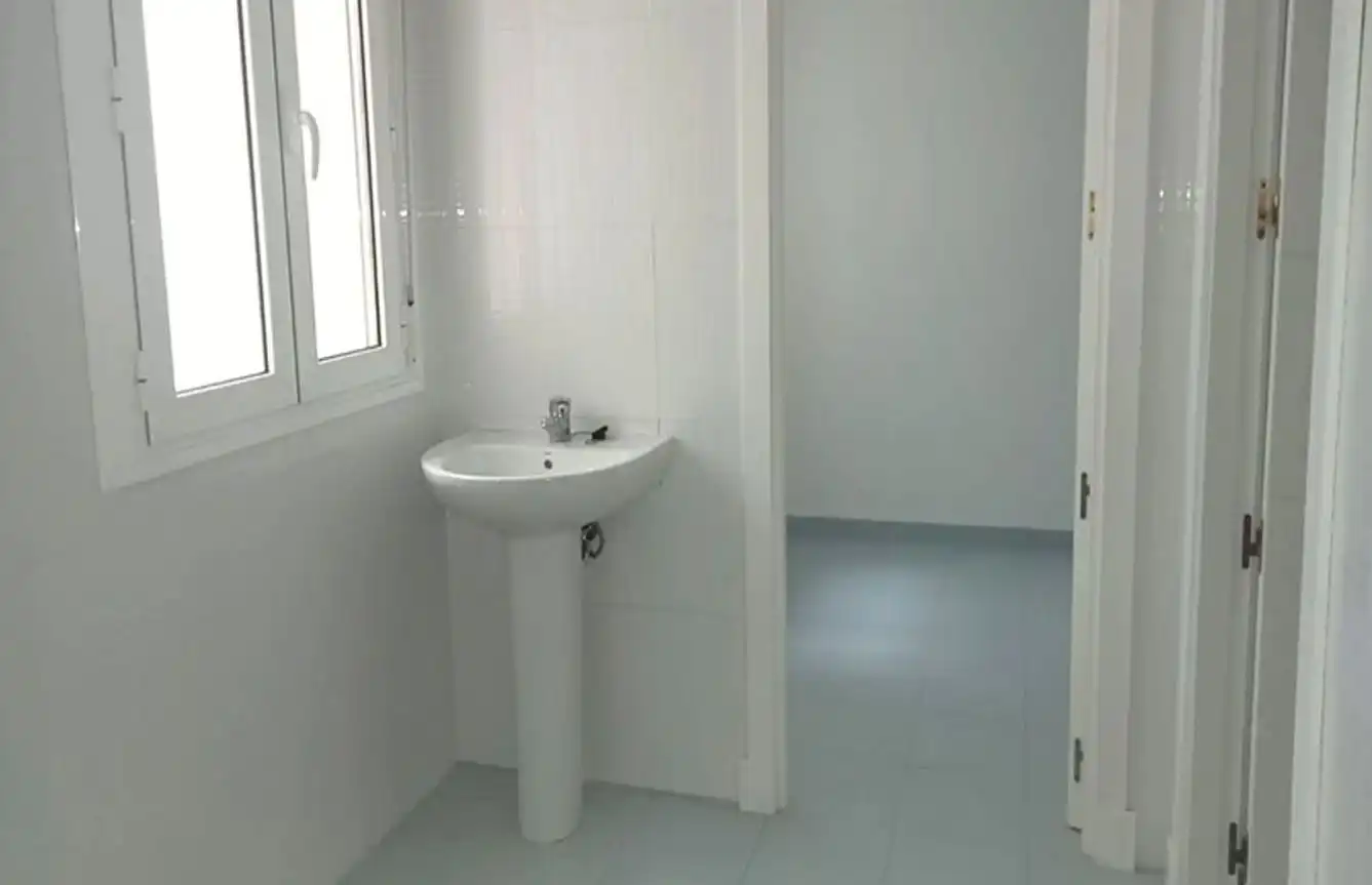 Badezimmer von Büro zum Verkauf in San Fernando mit Klimaanlage und Heizung