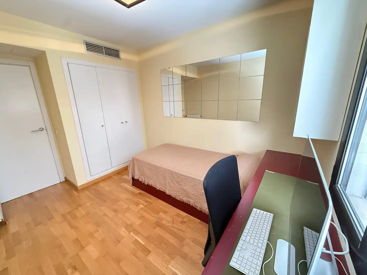 Bedroom of Flat for rent in Barcelona  with Air Conditioner, Heating and Parquet flooring