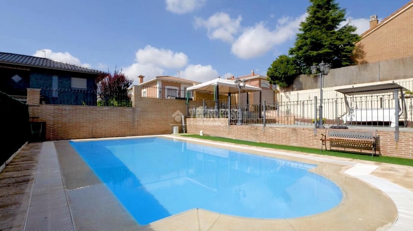 Swimming pool of House or chalet for sale in Cabanillas del Campo  with Air Conditioner, Heating and Parquet flooring