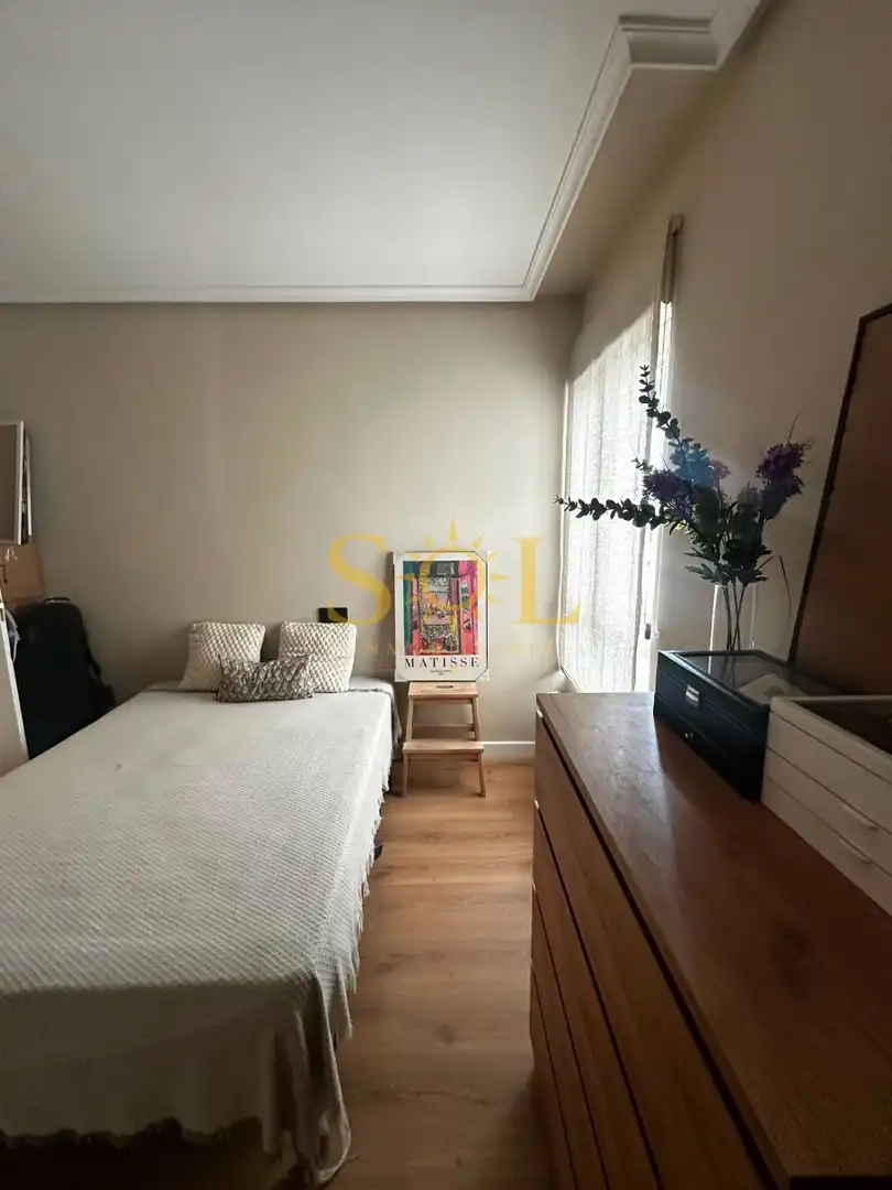 Dormitori de Pis en venda en León Capital  amb Calefacció, Parquet i Terrassa