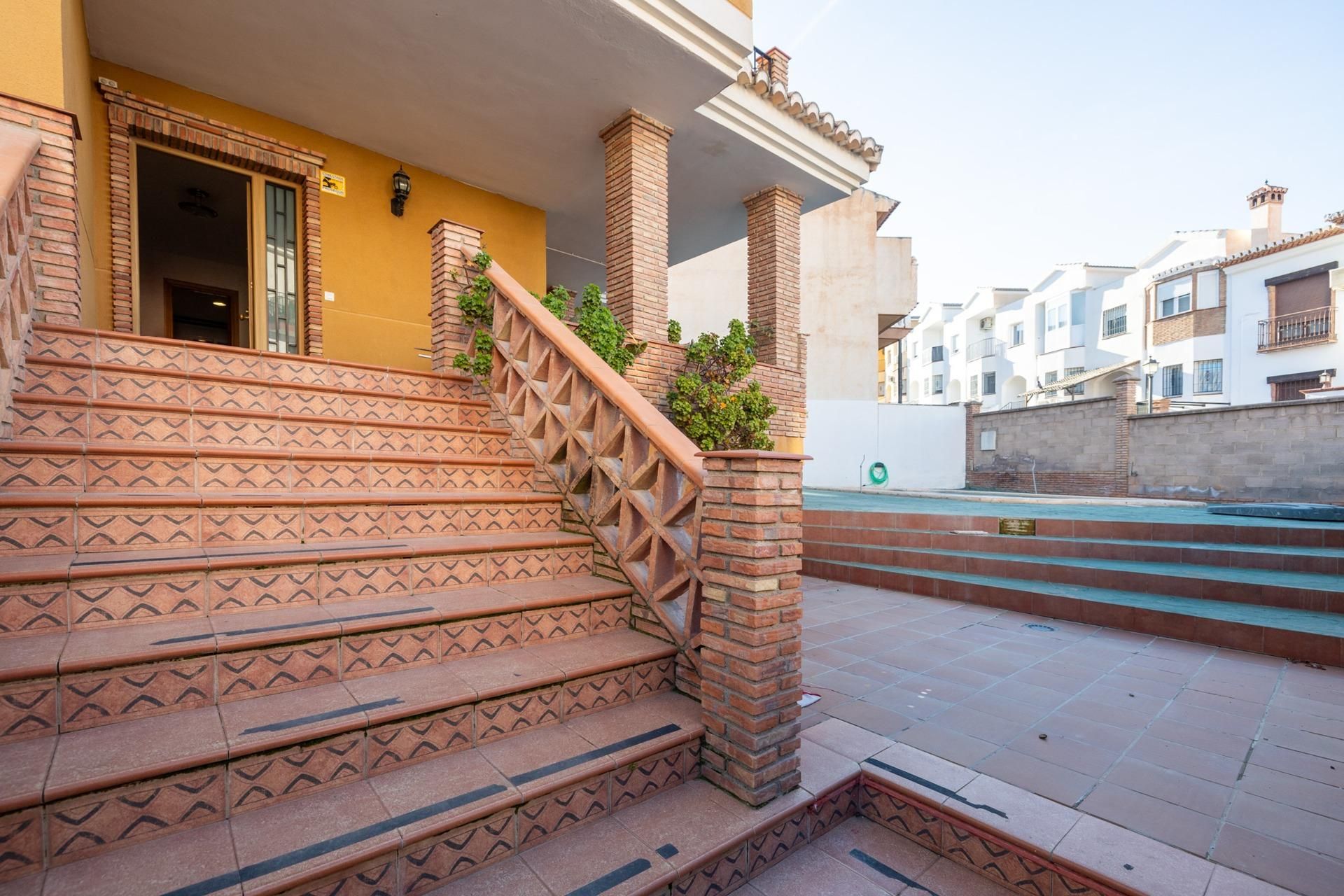 Vista exterior de Casa o xalet en venda en Las Gabias amb Terrassa, Piscina i Balcó