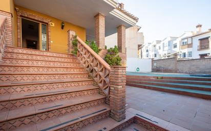 Vista exterior de Casa o xalet en venda en Las Gabias amb Terrassa, Piscina i Balcó