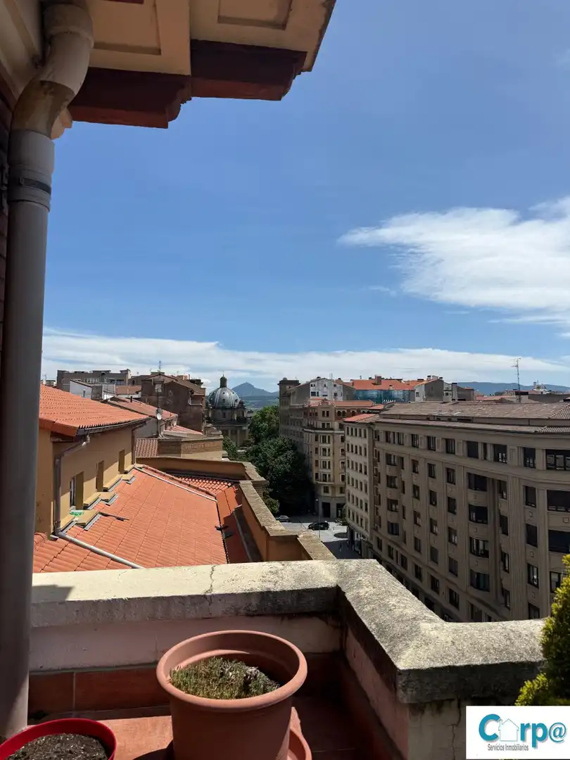 Außenansicht von Dachboden zur Miete in  Pamplona / Iruña mit Heizung, Parkett und Terrasse