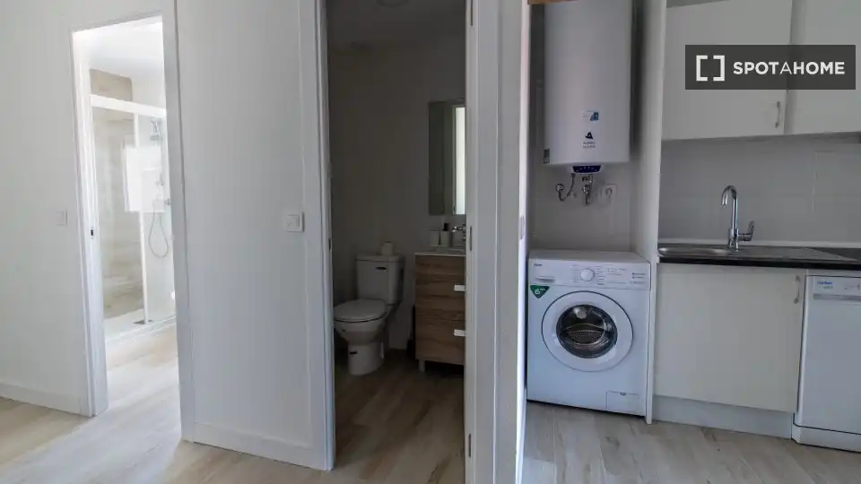 Bathroom of Flat for rent in Madrid  with Air Conditioner, Heating and Furnished
