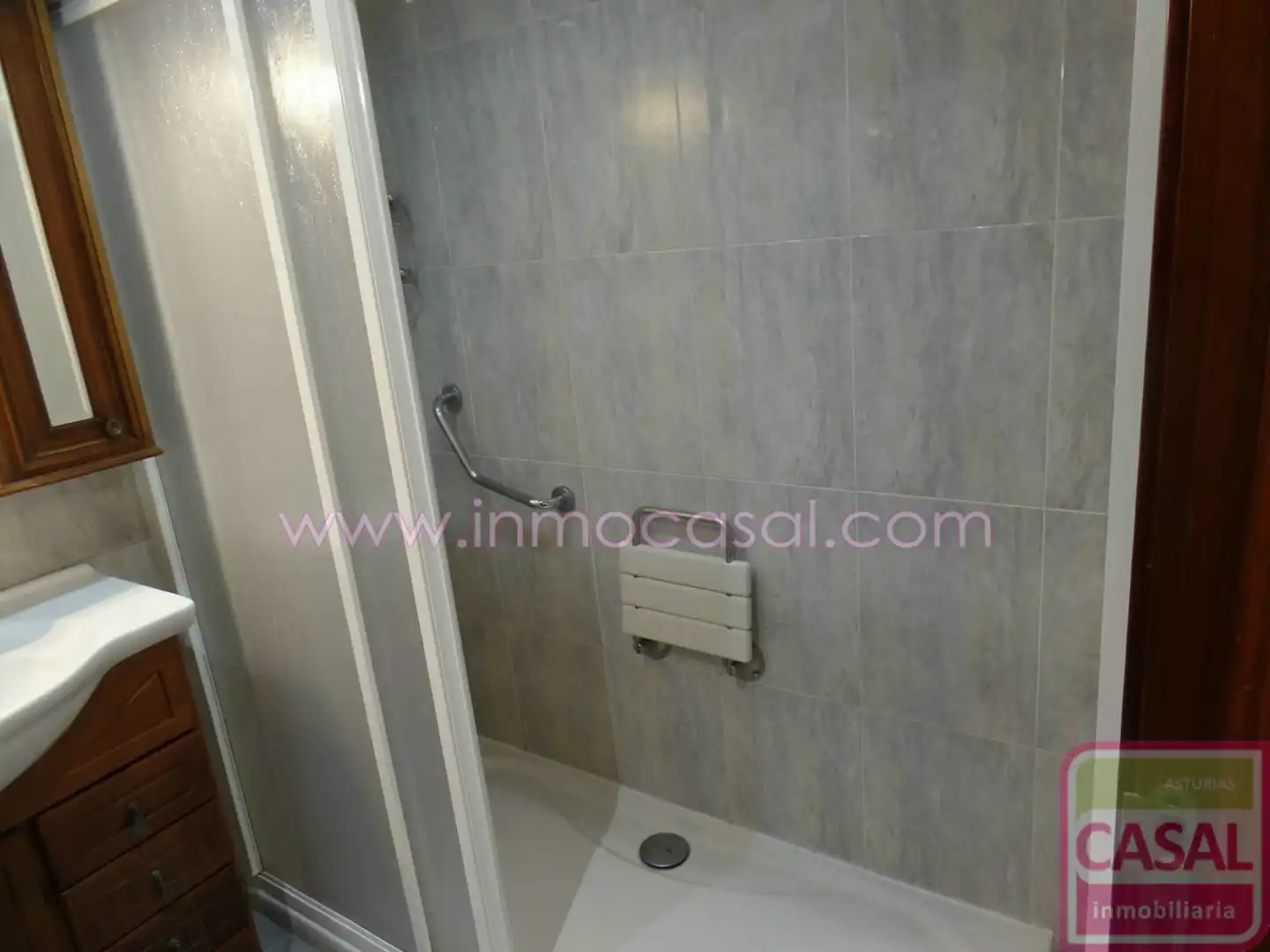 Badezimmer von Wohnung zur Miete in Oviedo  mit Heizung, Terrasse und Möbliert