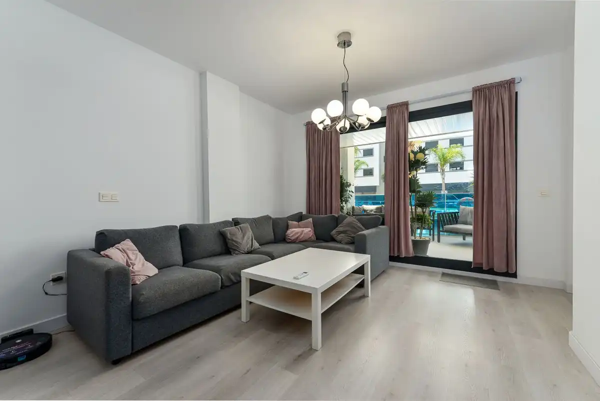 Sala d'estar de Apartament en venda en Mijas amb Aire condicionat, Terrassa i Moblat