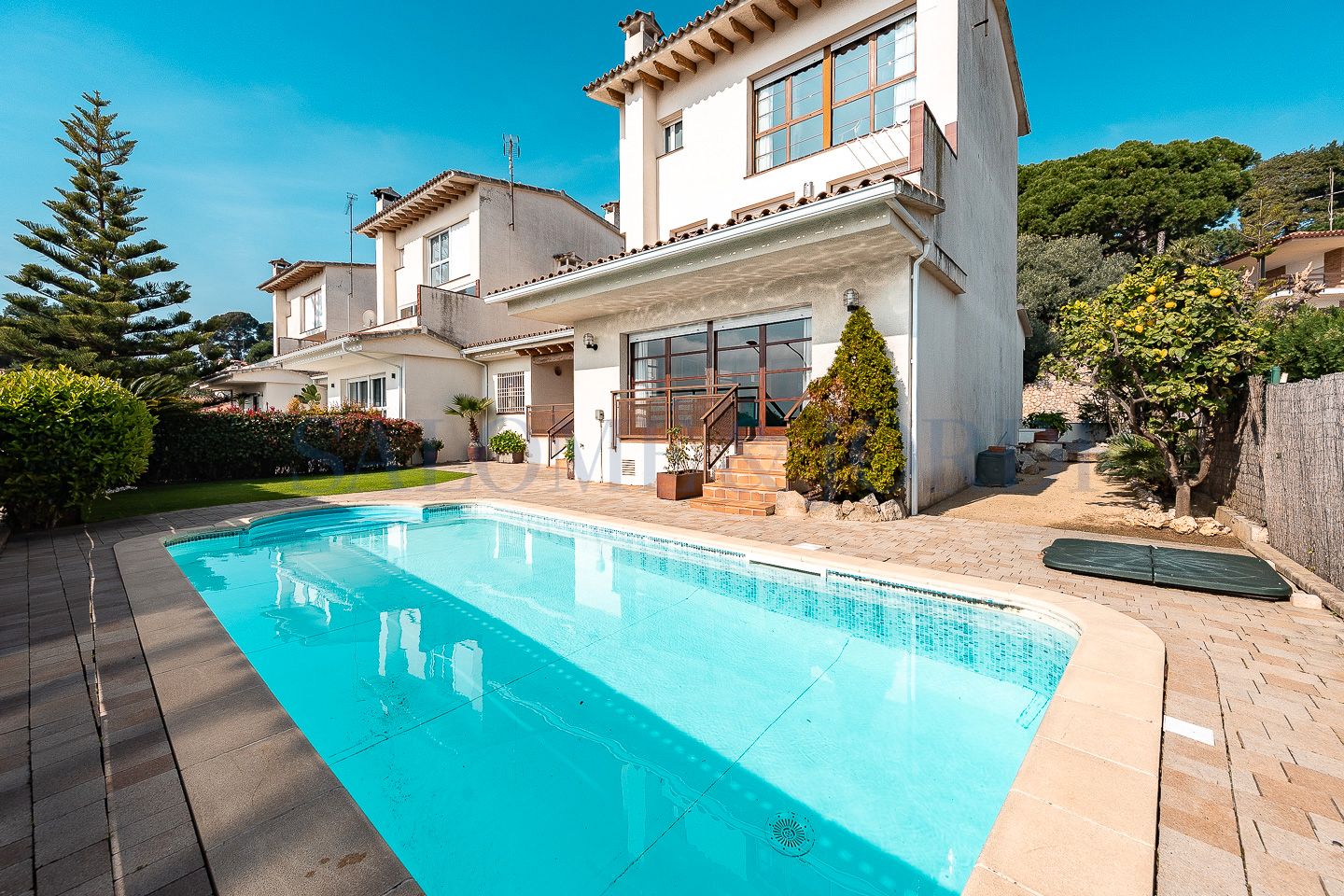 Außenansicht von Einfamilien-Reihenhaus zum Verkauf in Sant Andreu de Llavaneres mit Heizung, Privatgarten und Parkett