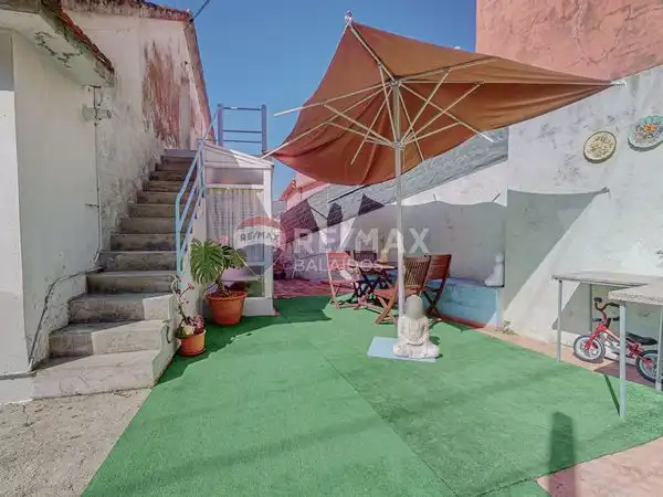 Terrassa de Casa o xalet en venda en Cangas  amb Calefacció, Jardí privat i Parquet